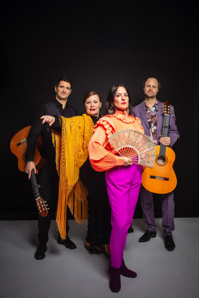Flamencogruppe mit Sängerin, Tänzerin und zwei Gitarristen