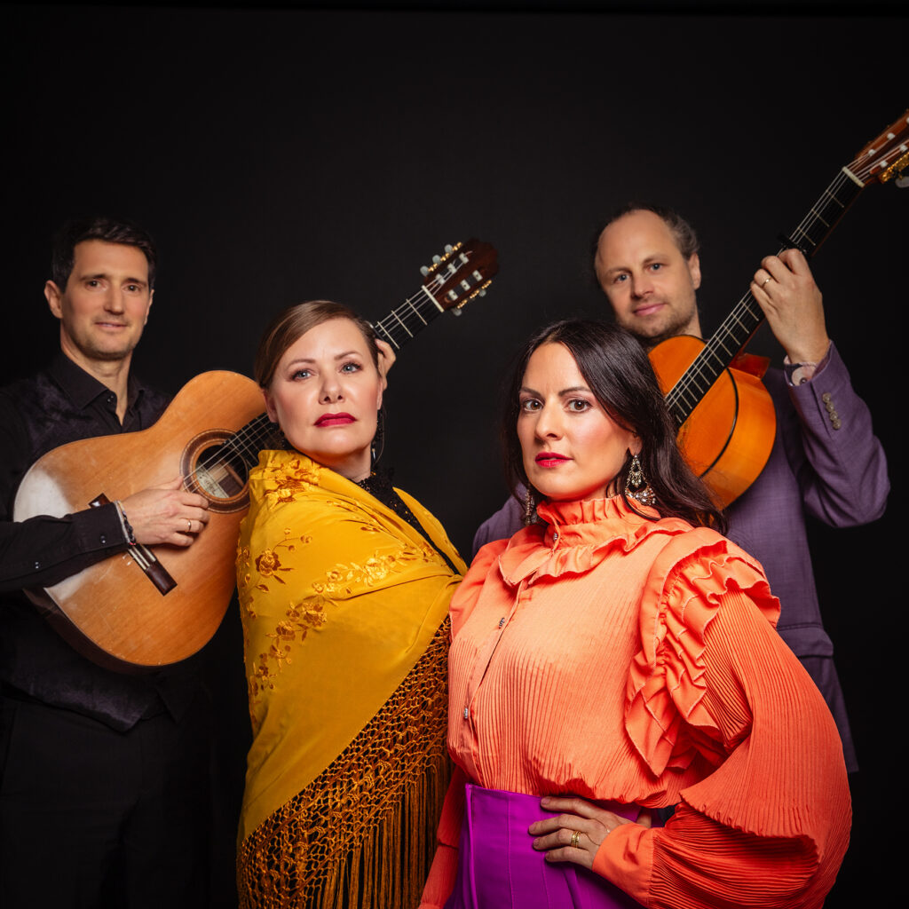 Flamenco Gruppe mit Sängerin, Tänzerin und zwei Gitarristen